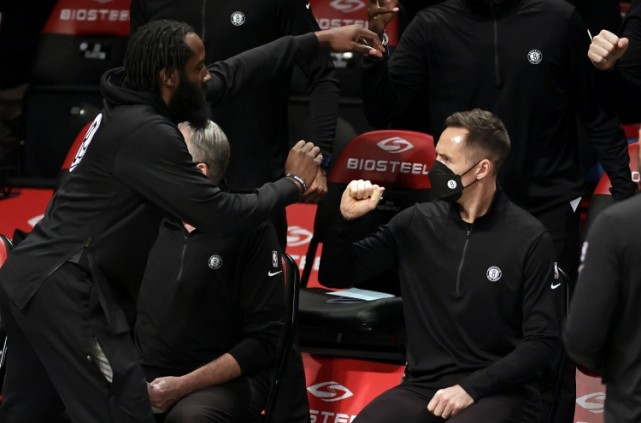 NBA：欧文单打狂砍45分但队友并不激情