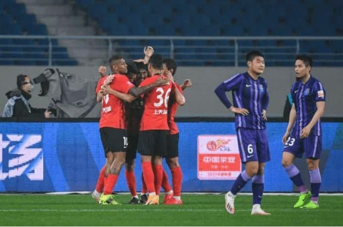 李超自摆乌龙吕文君张华晨建功上海海港3-0大胜武汉